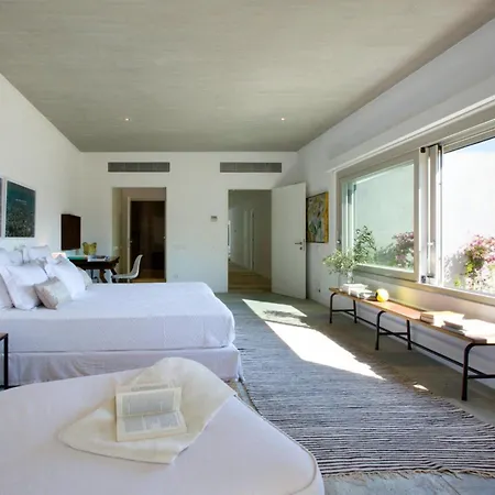 Is Located In The Heart Of The Island Of Holiday home