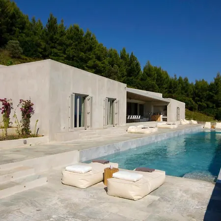 Is Located In The Heart Of The Island Of Holiday home